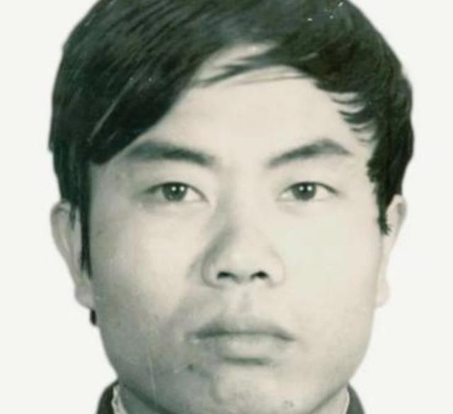 1987年，一名缉毒民警，以回族老板身份打入毒贩内部，吃饭时，毒贩突然夹起一块猪