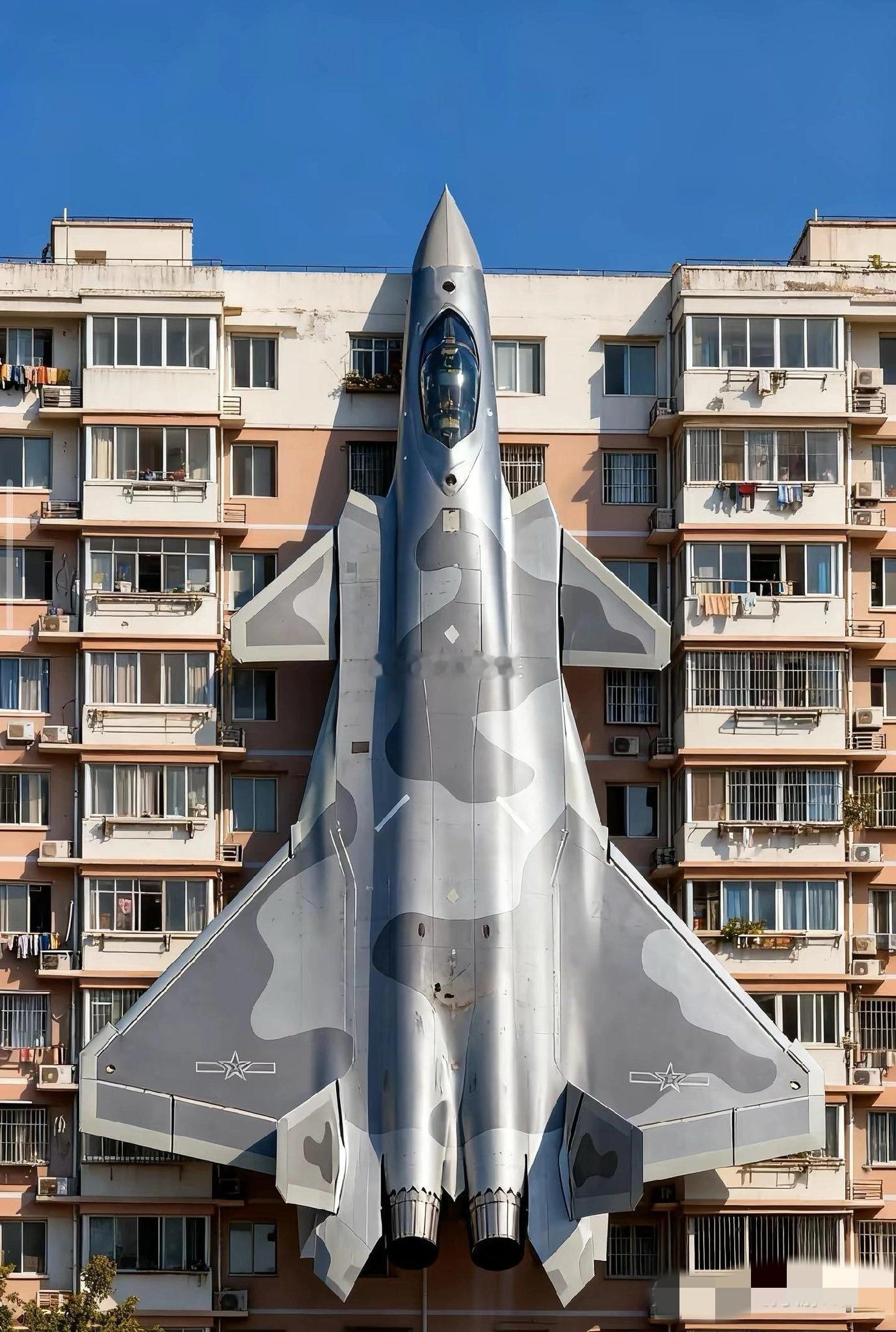 战斗机很多时候都看着不大，但实际上，歼20竖起来有七层楼高，满载起飞时，重量相当