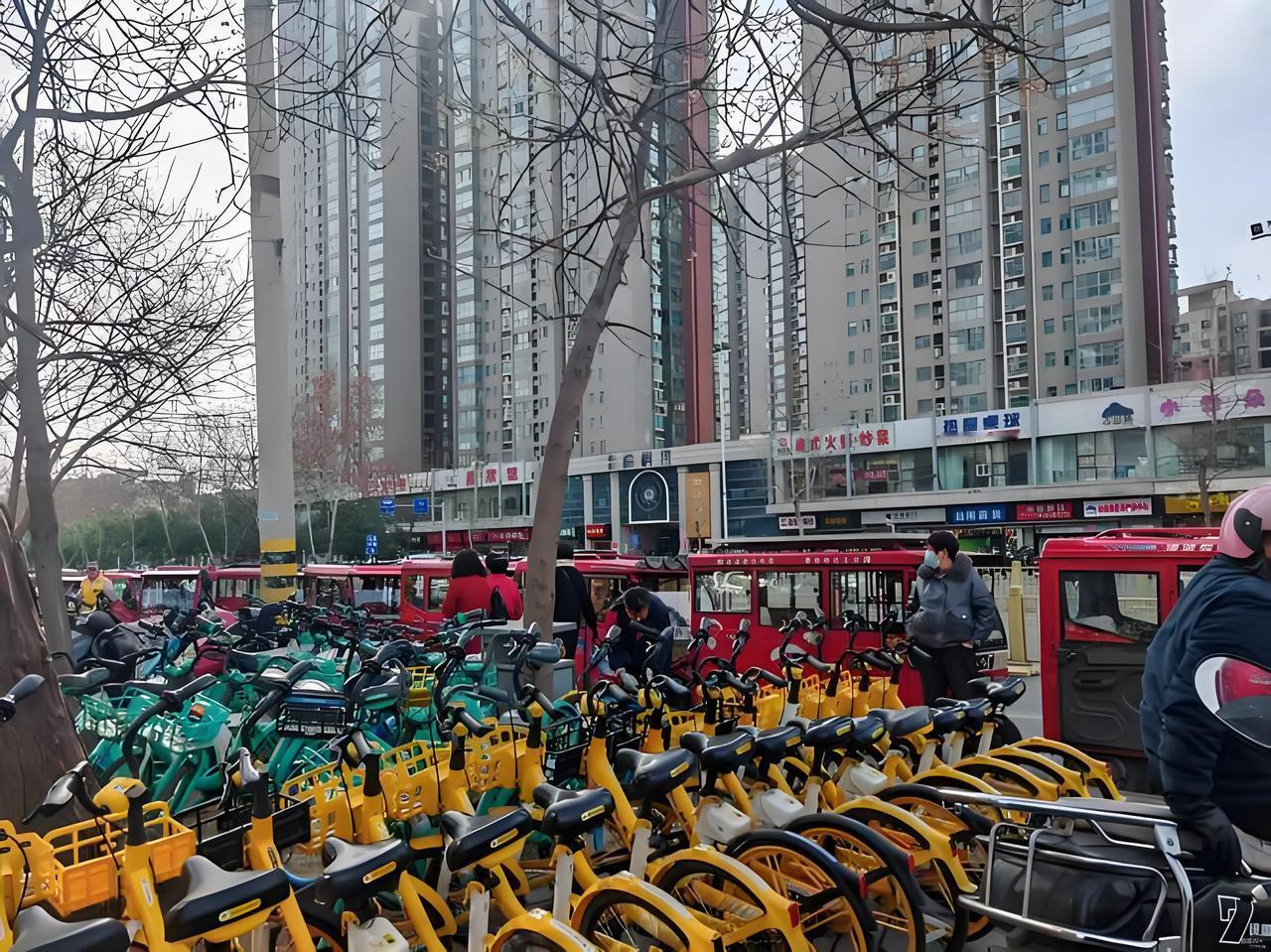 西安啥时候能管管地铁口拉人的三轮车？这些老爷子是一点都不在乎安全不安全，不仅