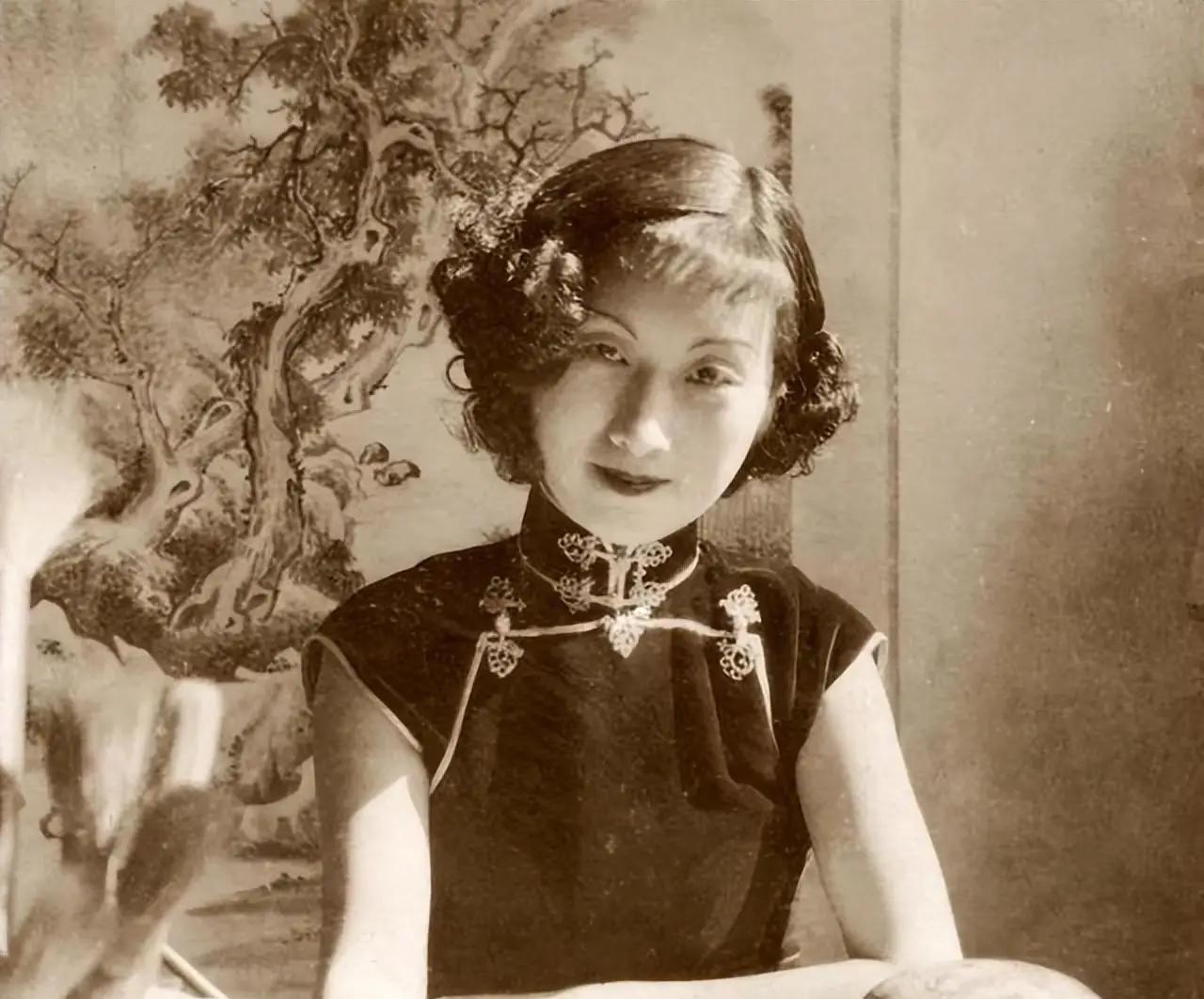 1927年，上海三大美女之一的国画家周炼霞结婚，婚后十分幸福。不料有一天丈夫出差