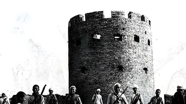 1944年，日军躲在炮楼内，八路军久攻不下，一老农路过，扫了一眼炮楼，却说：“简