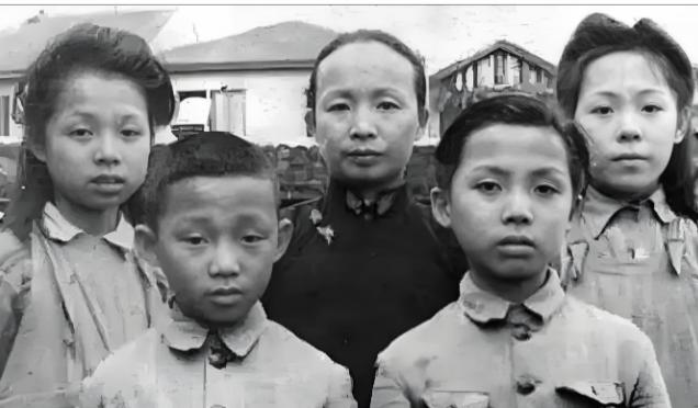 上海解放后，抗日英雄谢晋元遗孀带着4个儿女流落街头、走投无路，抱着试一试