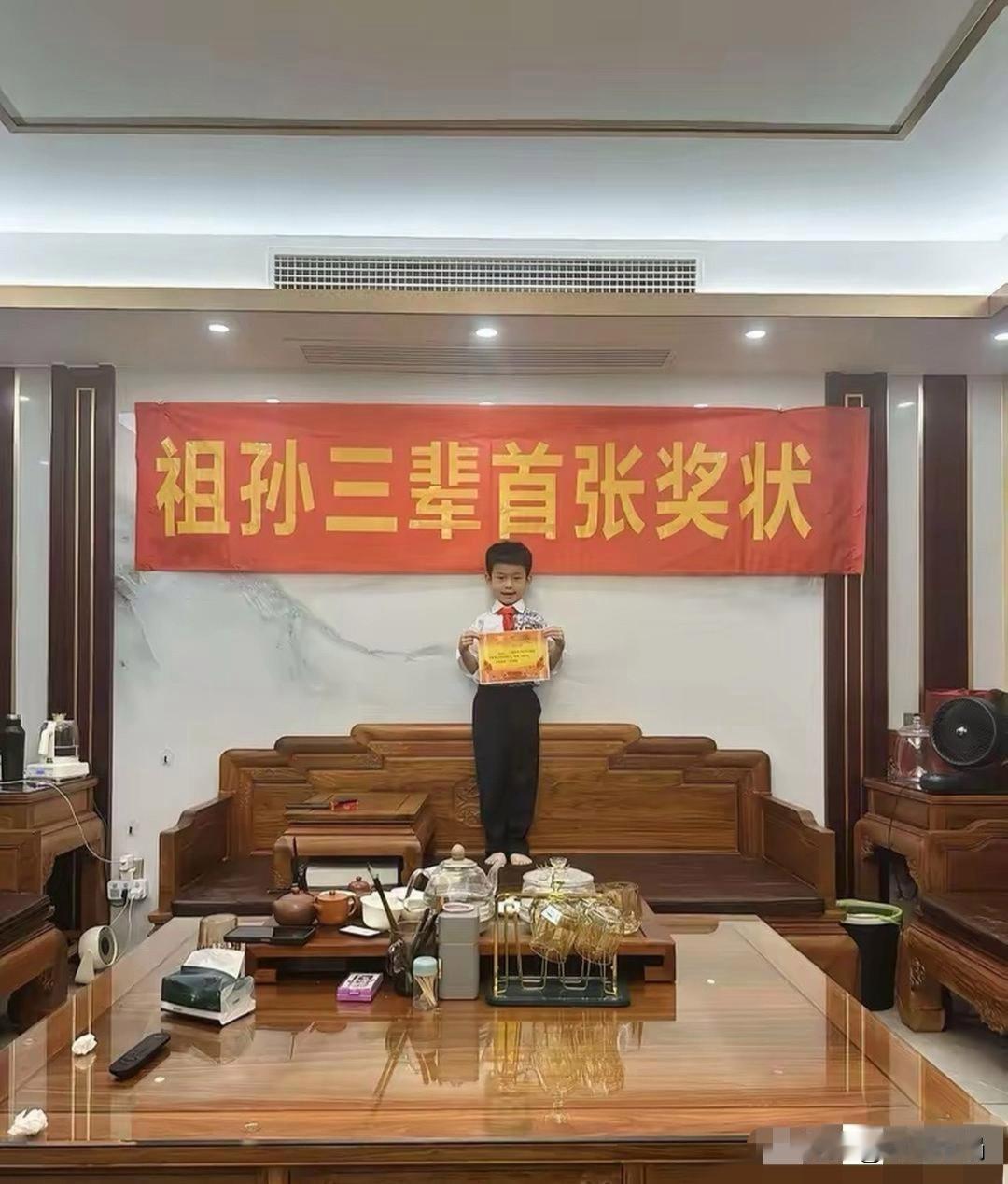 就凭家里这套黄花梨木家具，拿不拿奖状已经无所谓了！