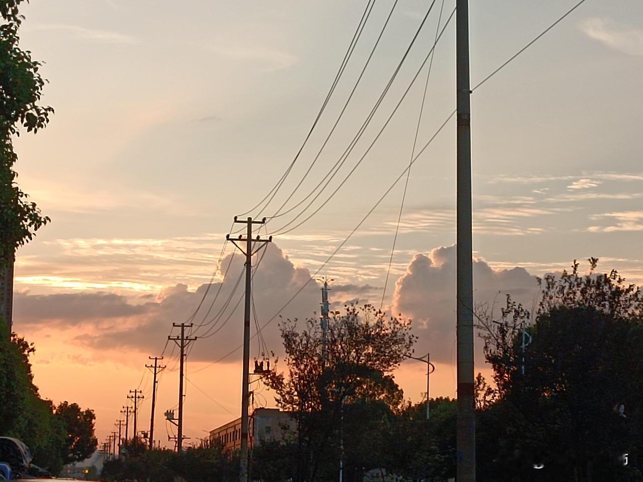 职高7:30早读，下午4:20放学，6:20上晚自习，我去的是分数最低的总校，还