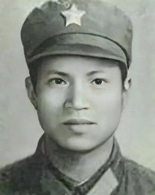 1979年，解放军班长雷应川3次中弹，七处负伤，却仍跪地战斗！不久战友们发现他不