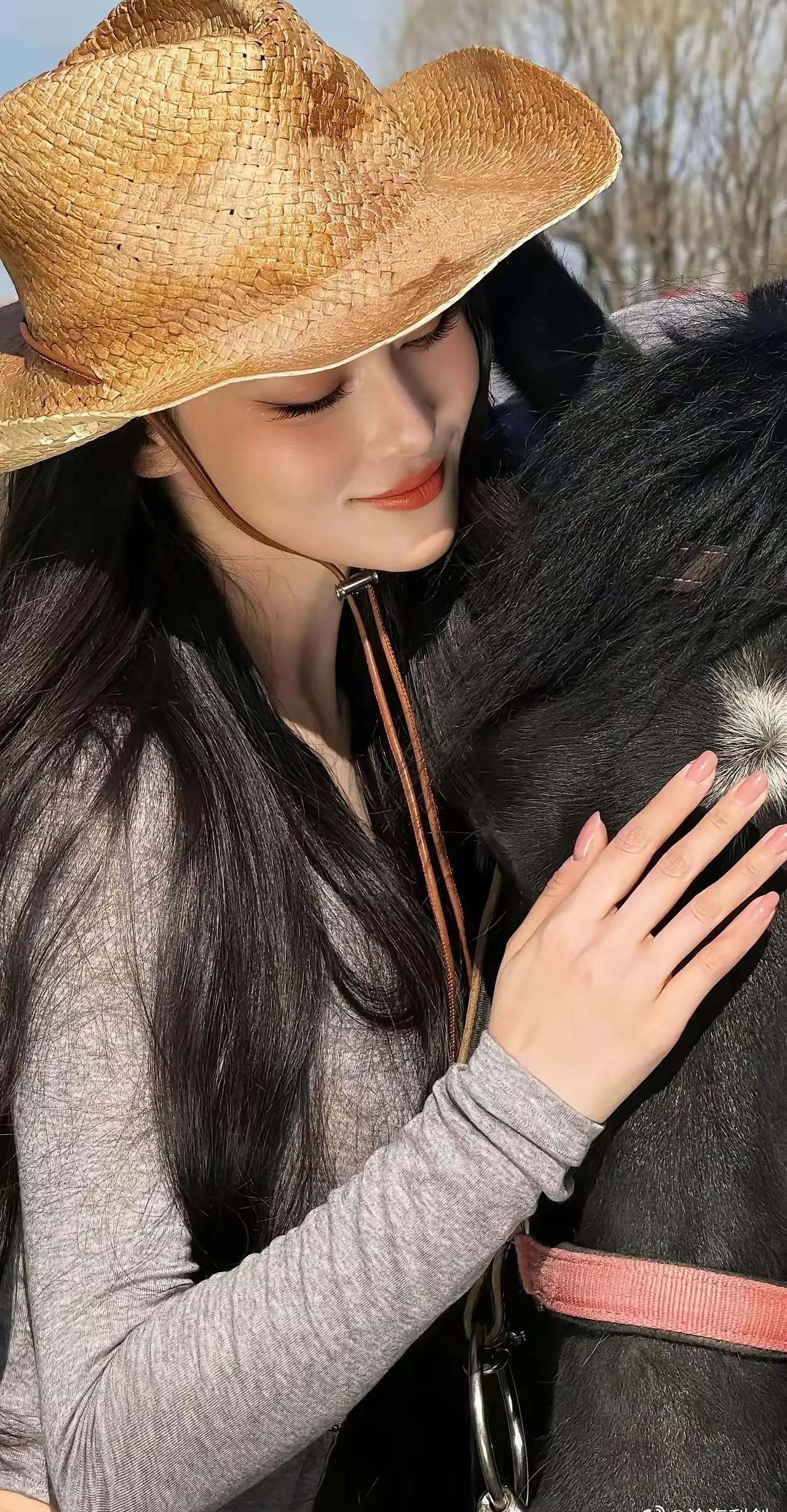 张馨予又一出片写真骑马张馨予​​​