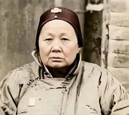 赌王何鸿燊的家族太传奇了，起家竟然是从一个没有文化的苦命女子—赌王的太奶奶施娣