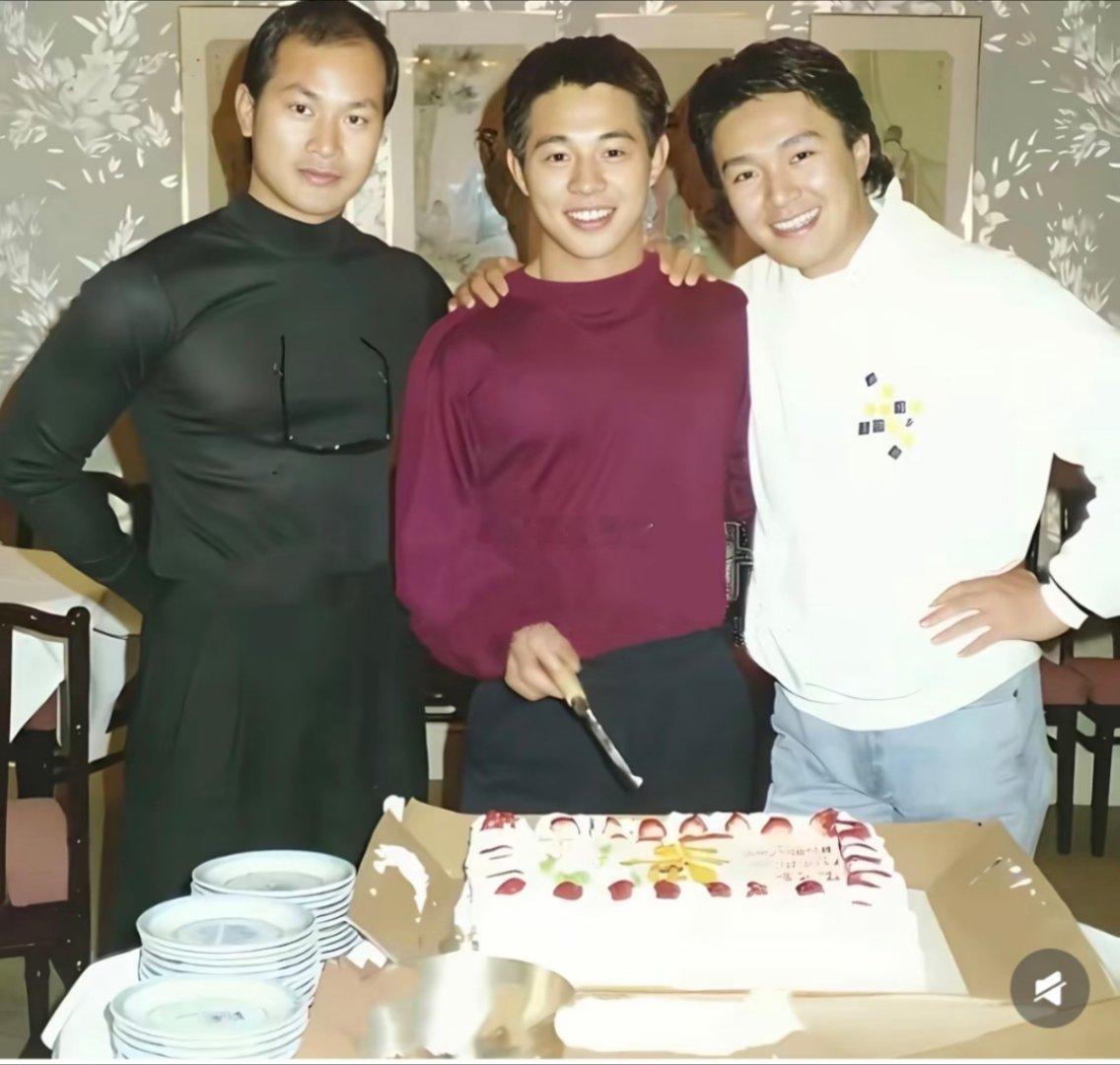 周星驰李连杰旁边的是黄晓明么？