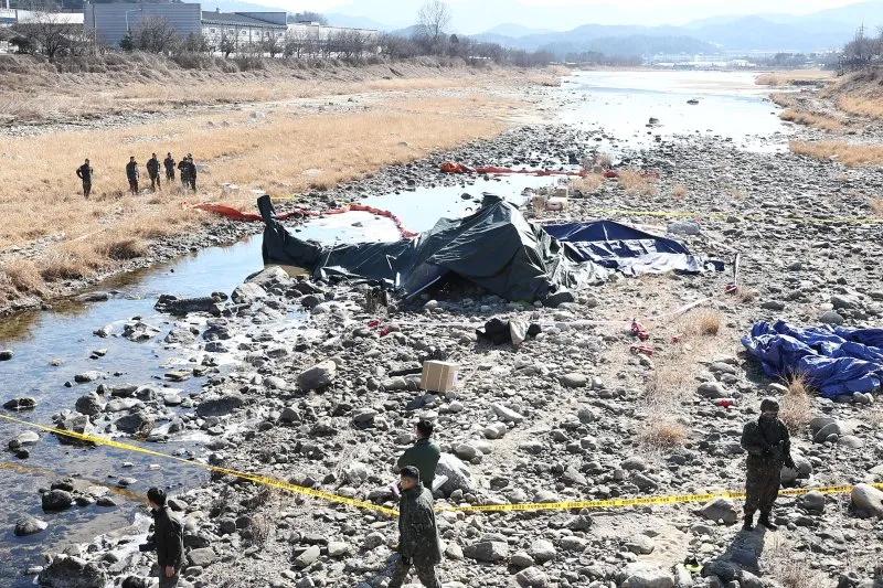 韩国陆军第15航空团所属的一架AH-1S“眼镜蛇”武装直升机今天上午11