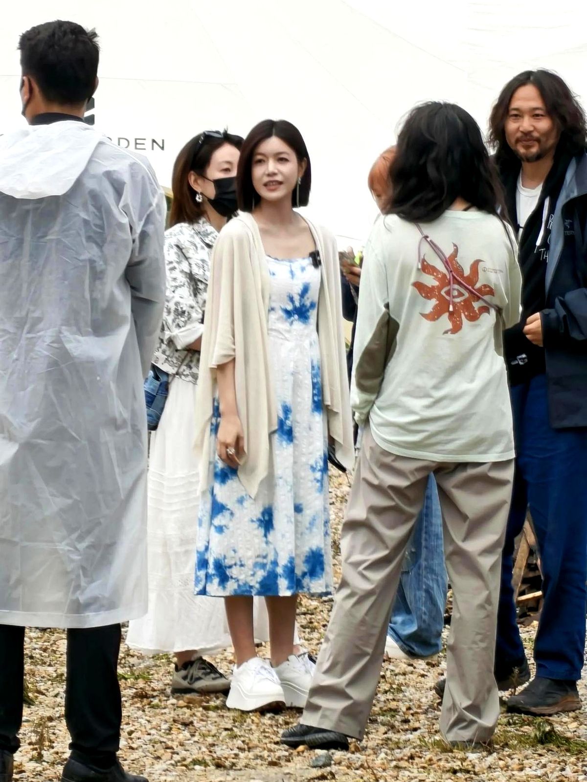 在大理慢人节一眼就看见了陈妍希，她和周冬雨一样，穿着普通裙子往人堆里一站