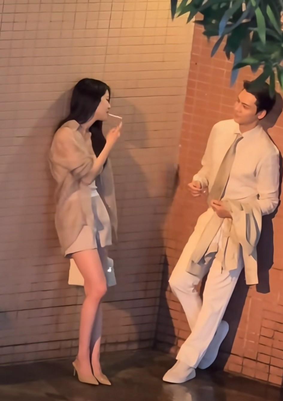 广东佛山。网友偶遇陈伟霆、向涵之拍戏期间抽烟的镜头（至于是不是戏里面的镜头，不得