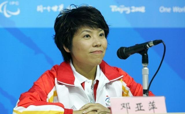 1997年，邓亚萍退役后去清华大学读书，第一堂课，老师问她：“你的英语如何？”邓