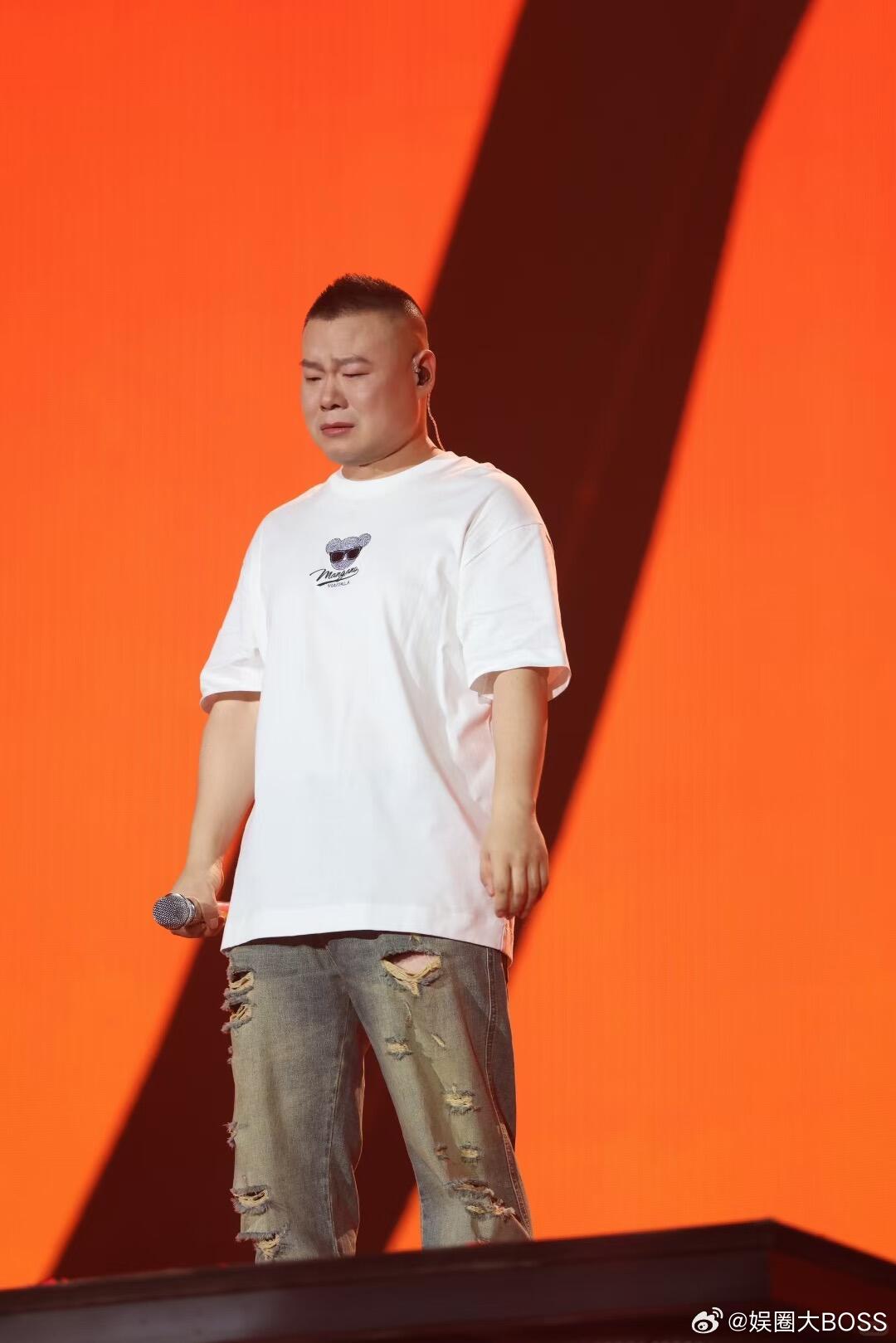 岳云鹏室内吸烟再现抽烟表情包原来表情包源自真实场景！岳云鹏聚餐抽烟，神态一模一