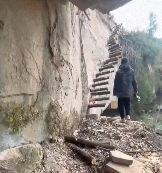 出乎意料了，女子第一次跟男友回老家，男友事先就告诉女子，他老家的一段路不好走，起