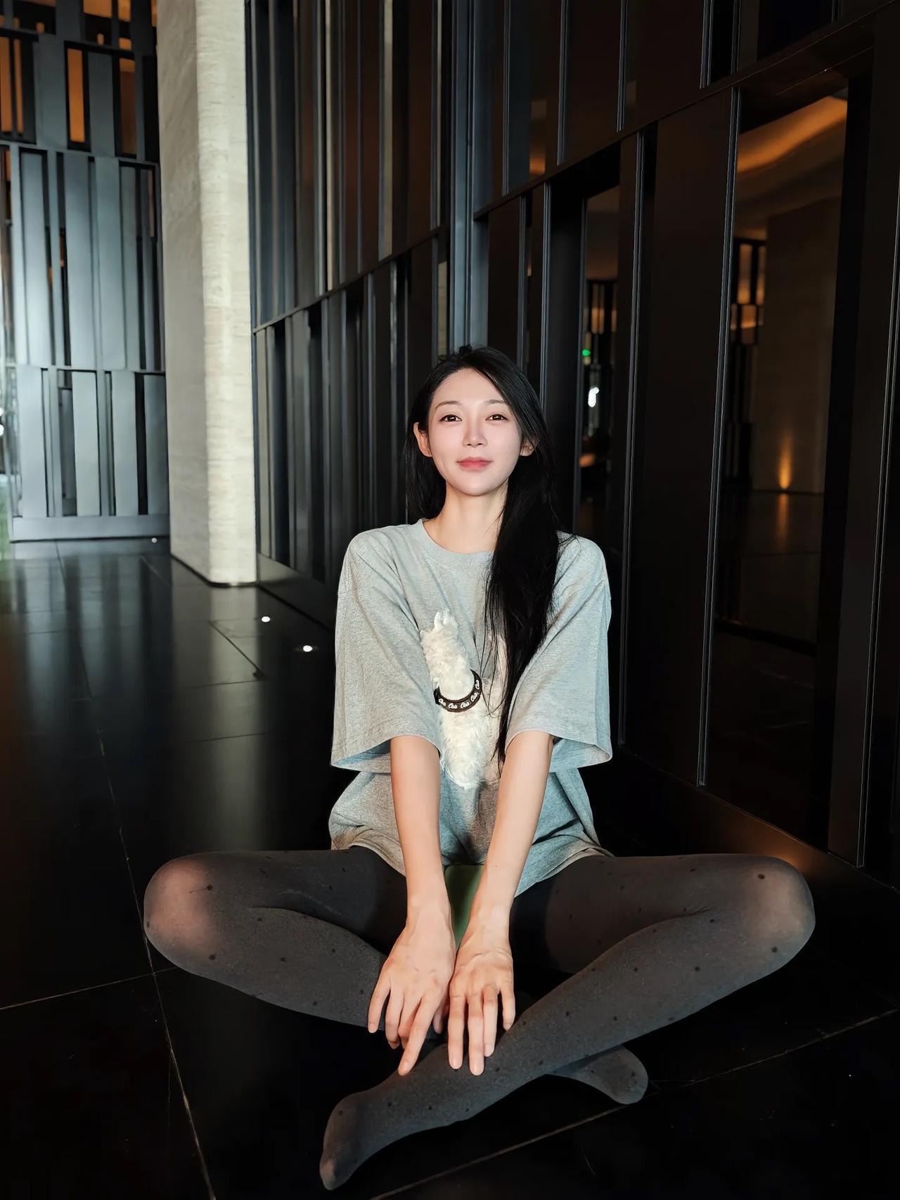 慵懒风的日常小确幸oversize灰色Tee搭波点丝袜，在简约空间里