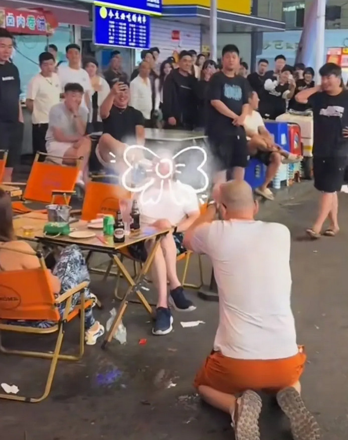 坐着的那个要不是外国人，结果会如何？