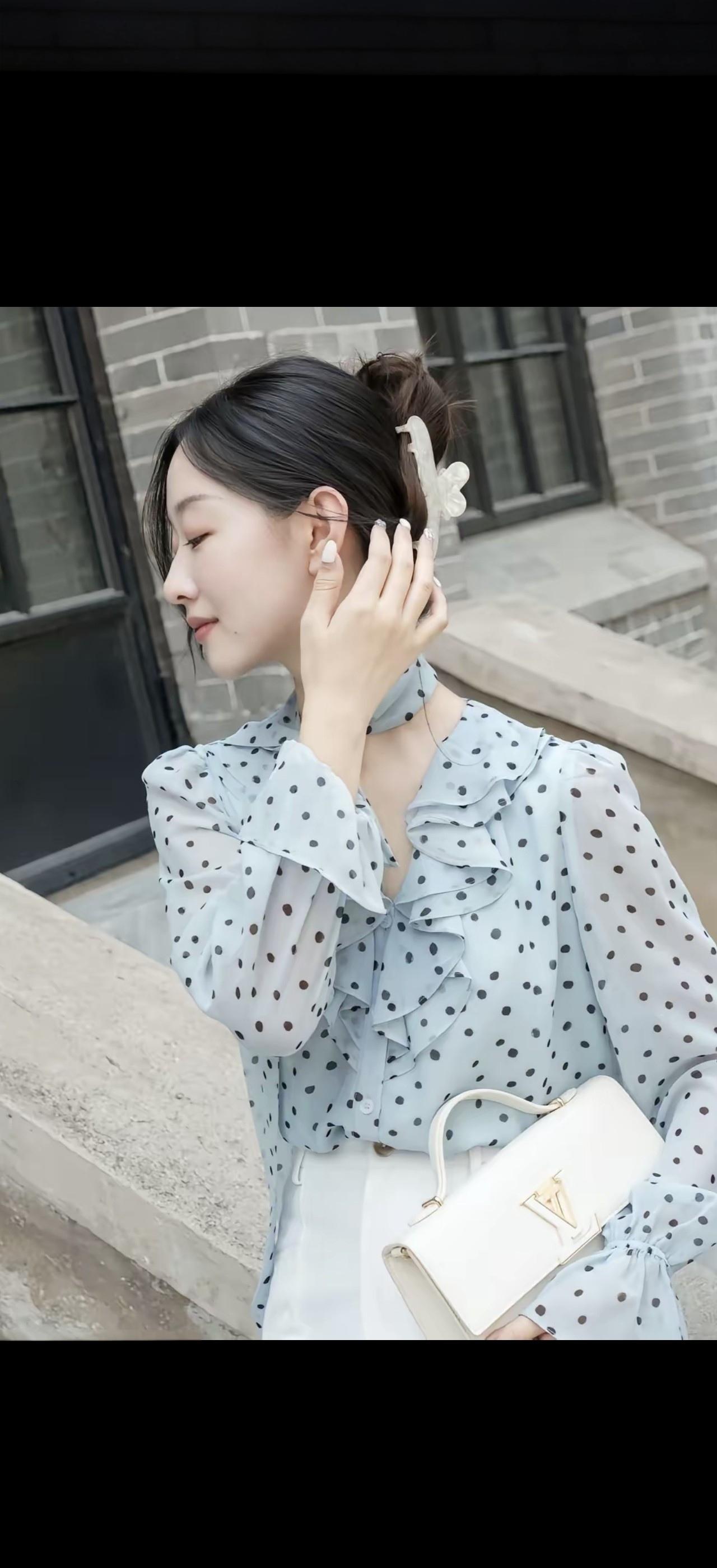 花影摇曳间，佳人轻抚耳畔。
