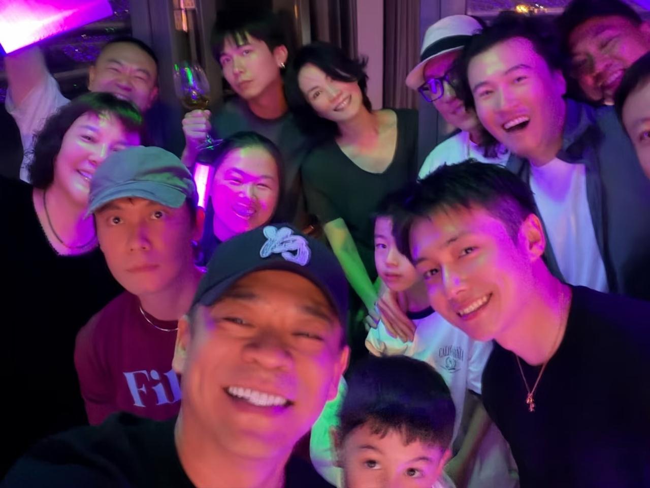 孙浩发了一张合影，并配文——谢师牛P！苟师给你加油来咧！原来是与王菲一起去看