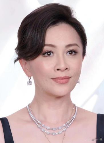 1990年，刘嘉玲被绑架失踪3小时后，失魂落魄地回来说：只抢了一千现金和手表。第