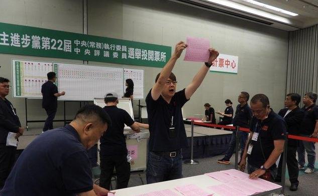 绿营窝里斗：被大陆列为“台独”顽固分子清单的王定宇不仅丢掉了民进党中常委位置，接