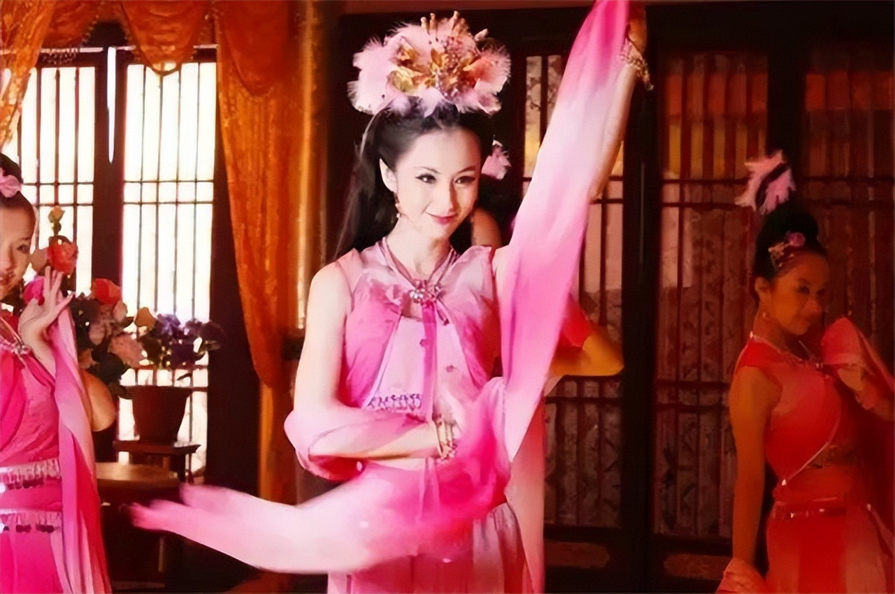 公元923年，皇后刘玉娘正准备午睡。忽然，一个衣衫褴褛的老头被侍卫带了进来，老头