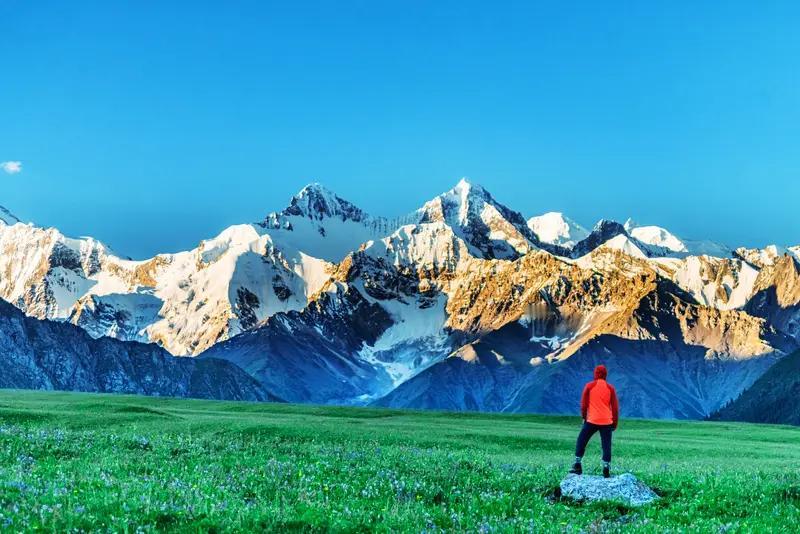 2024年9月，青海有个男子和女友安某吵了起来，两人就像两头愤怒的斗牛般互殴起来