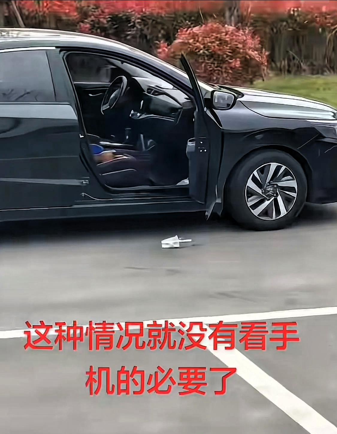 造孽呀，夫妻在车上正开着车，瞥到妻子手机来电，就想看一眼妻子手机，没想到妻子死活