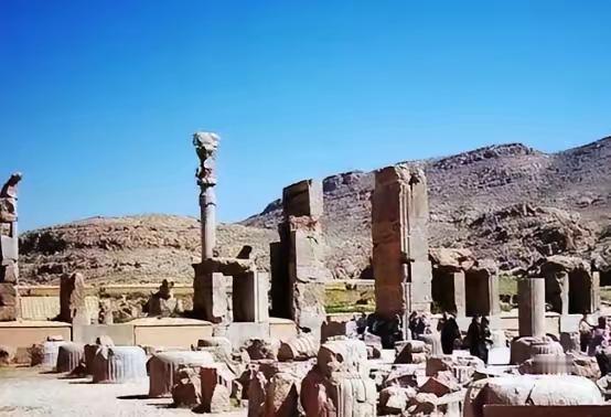 俄罗斯挖出一座千年古墓，里面竟埋葬着一个中国人，更令人惊讶的是，这个被俄罗斯奉为