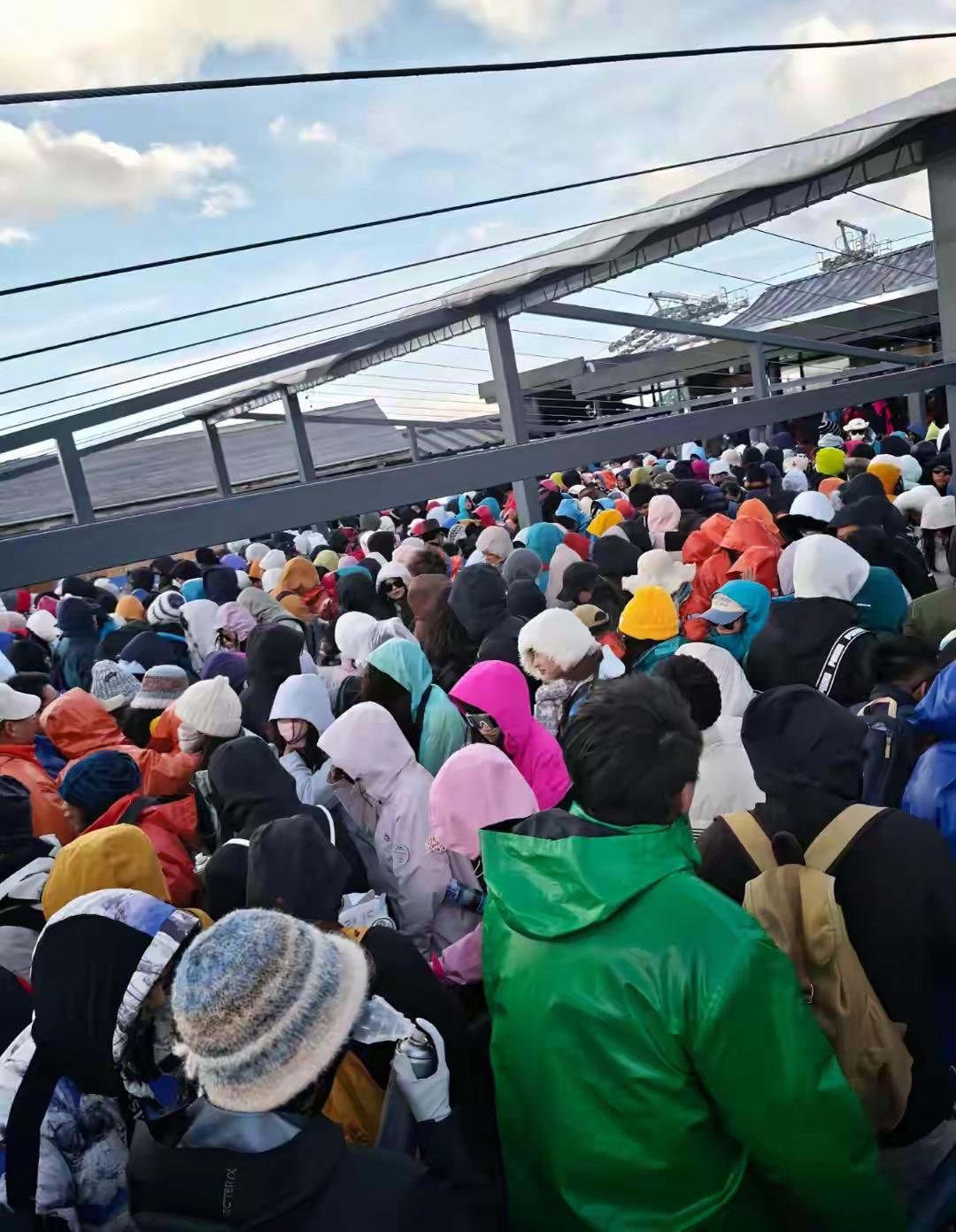 玉龙雪山游客滞留数小时呕吐失温，仅退票了事？景区处置太敷衍大量游客滞留云南玉