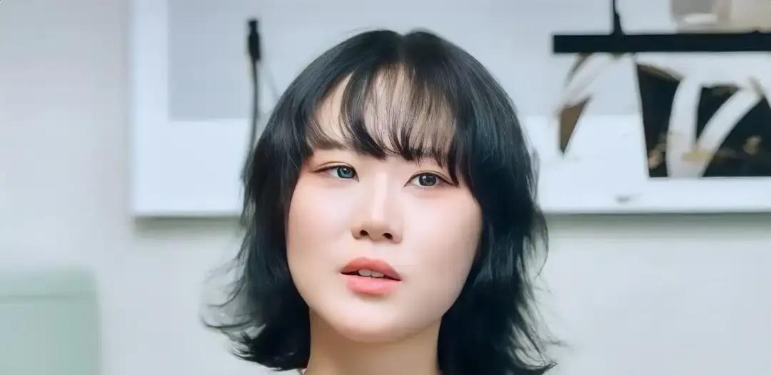 窦靖童穿着定制演出服，转头就坐塑料板凳上，陪着同父异母的妹妹窦佳嫄吃15块钱一碗的面。窦佳嫄一出生就