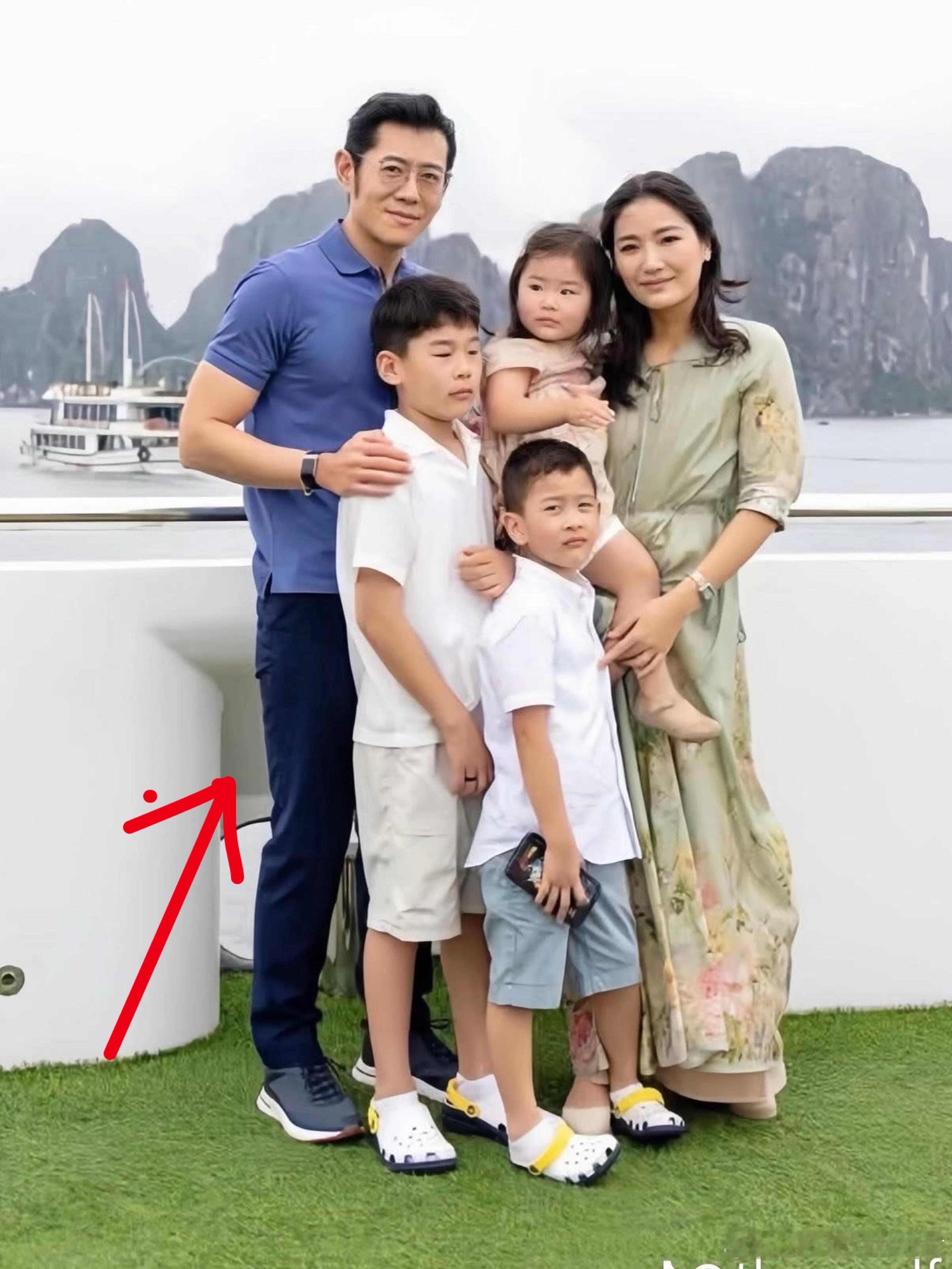 不丹王室最新全家福，一家5口都是高颜值​​​