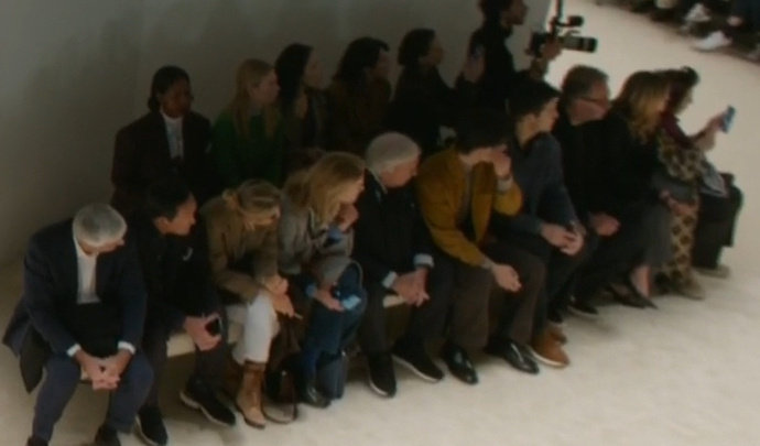 肖战看秀G社生图状态肖战怕热体质肖战怕热体质，谁懂这个战战坐下没一会就开始擦