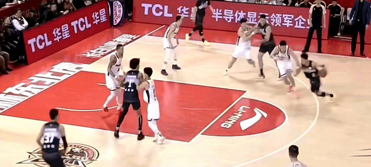 裁判没吹，球进了。我愣在原地三秒，动作笨拙得连队友都忍不住捂脸，可记分牌却