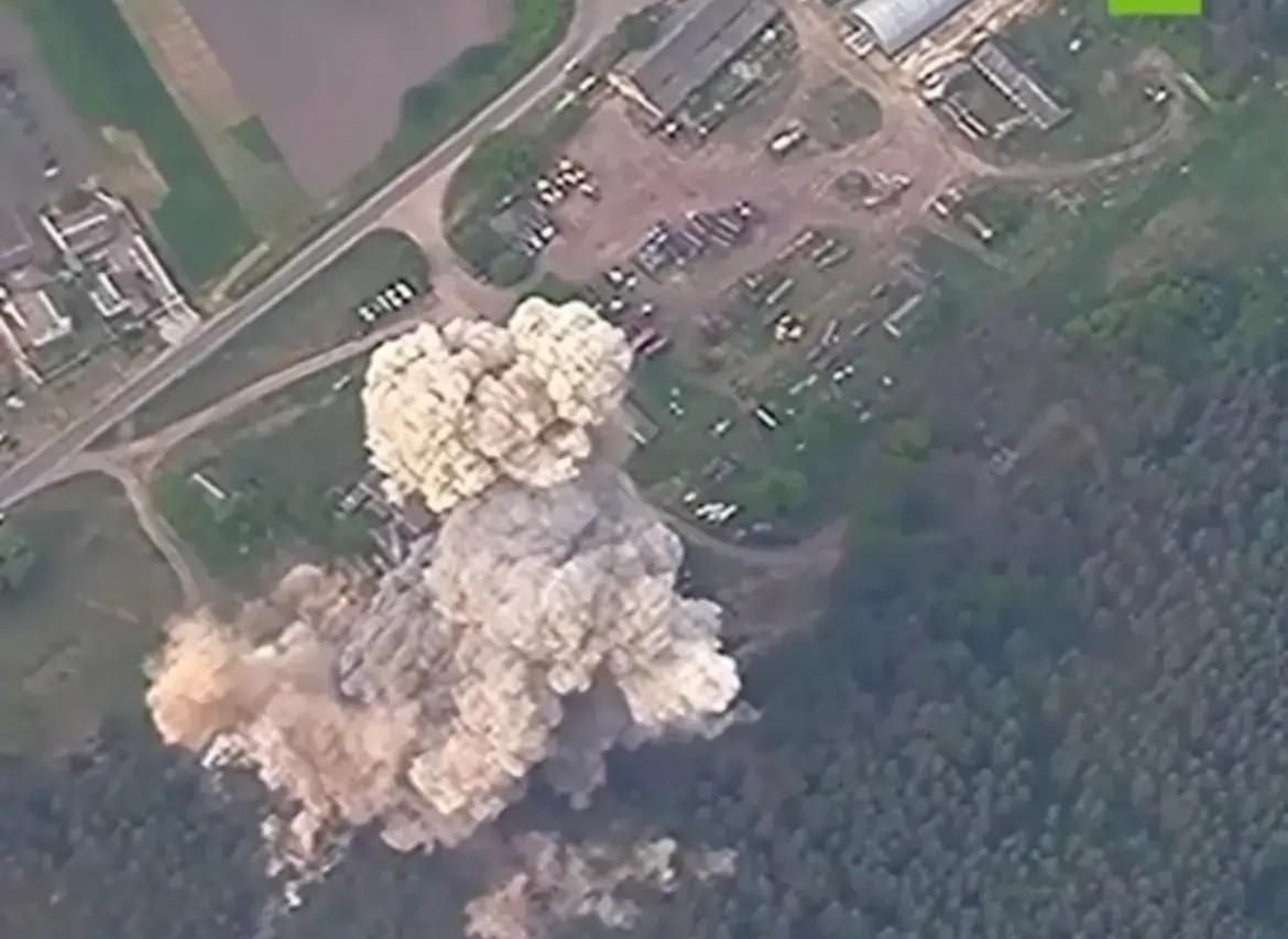 乌军颁奖礼上，伊斯坎德尔导弹来袭炸翻一片，泽连斯基有先见之明根据媒体报道，最近