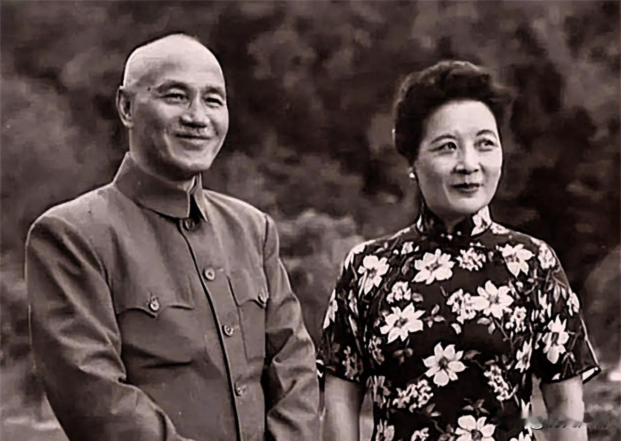 长期流传着蒋介石怀疑宋美龄出轨这件轶事，这件争议话题起源于美国人迈可·考尔斯19