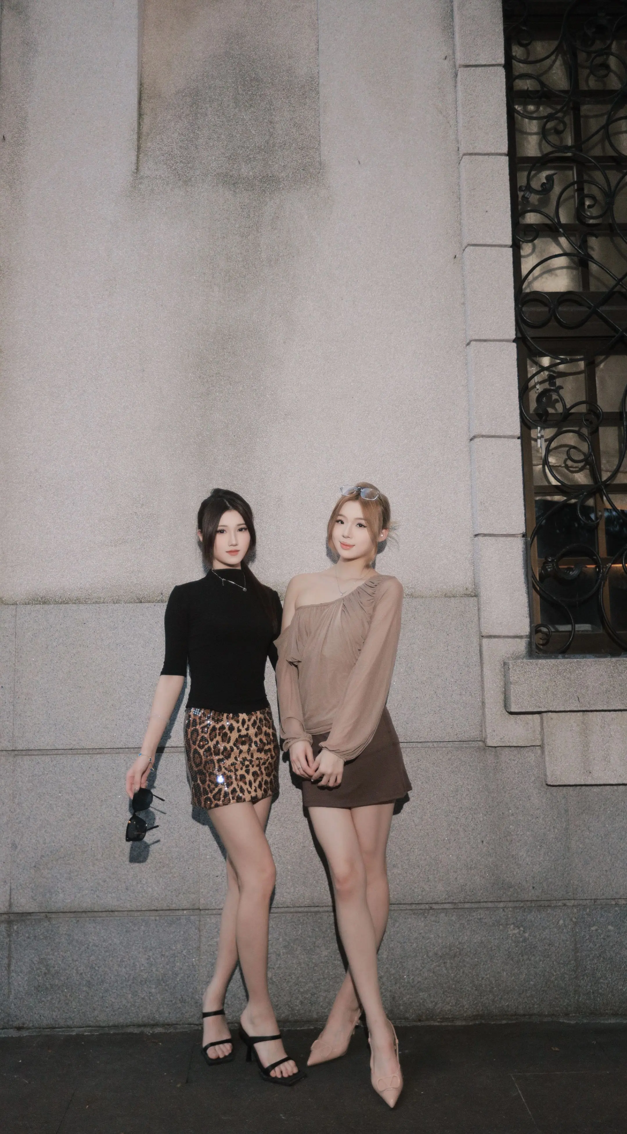 街头穿搭 短裙穿搭 辣妹 街拍 闺蜜街拍ootd