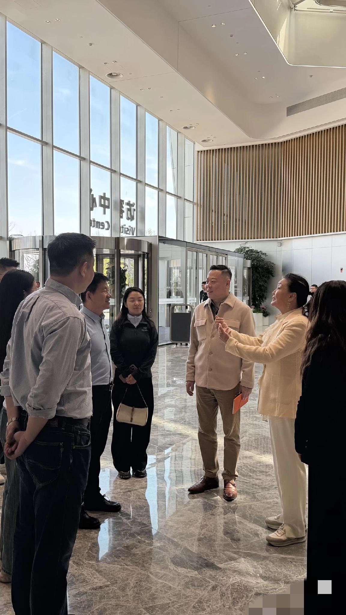 张兰现身北京阿里园区国际站与员工进行外贸交流，68岁的她精气神挺好的，与旁边的人