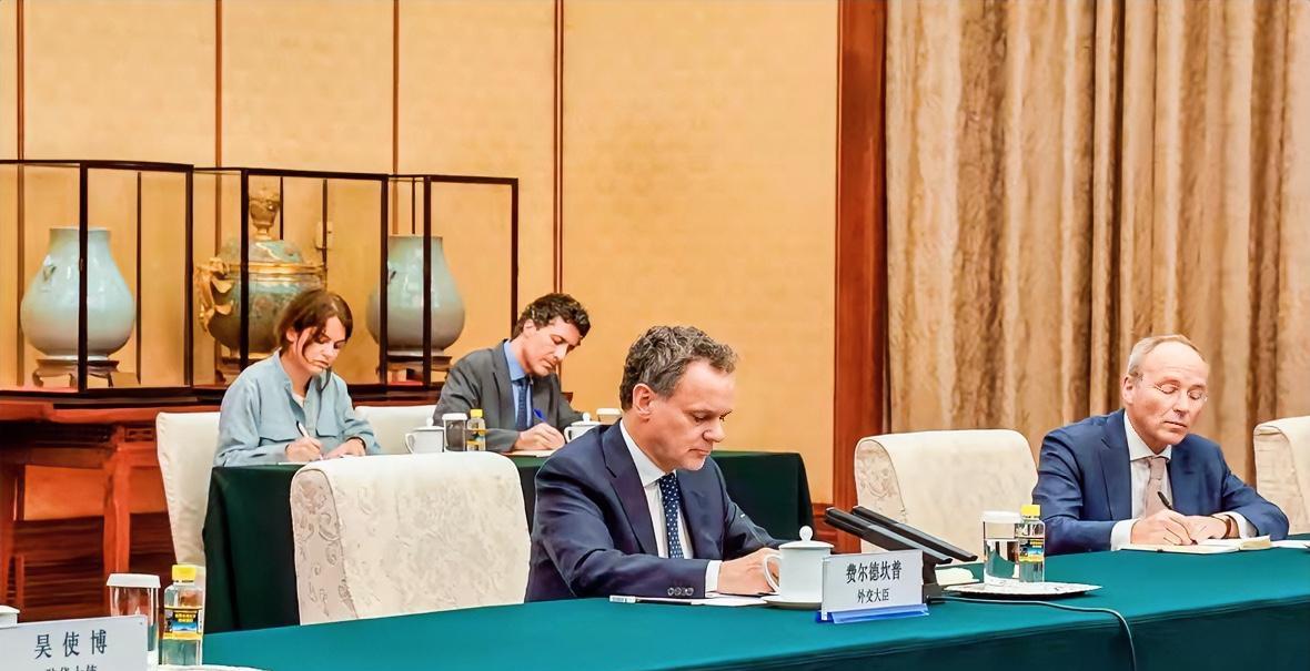 半导体行业扔出“王炸”消息，荷兰铁了心要和咱们深度合作啦！5月22日，荷兰外交大