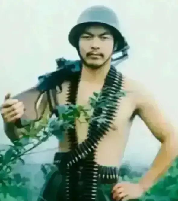 [点赞]1979年，两名战士在打扫战场的时候，意外被越军狙击手狙杀，就在旁边的