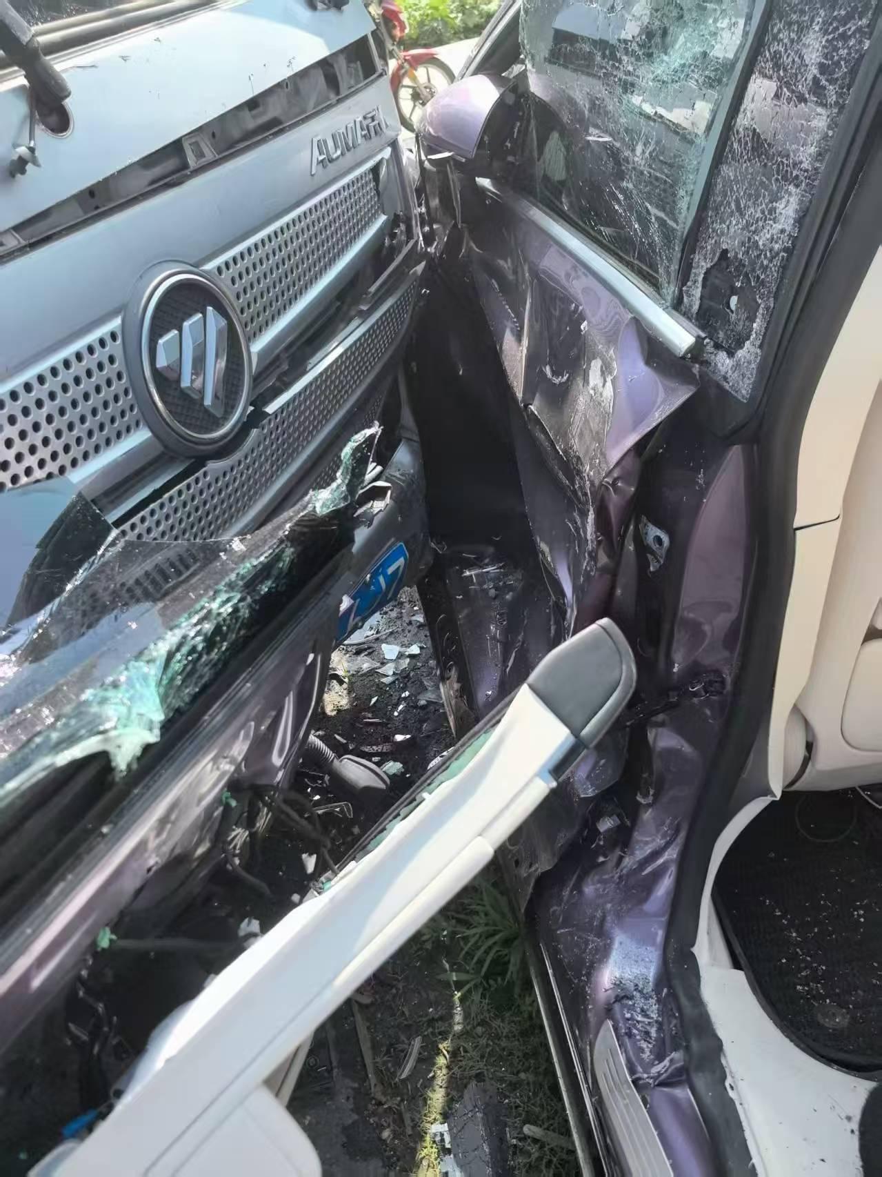 死里逃生后仍选智界！可见智界的安全黑科技藏不住了近日车圈被智界S7被两台大卡车