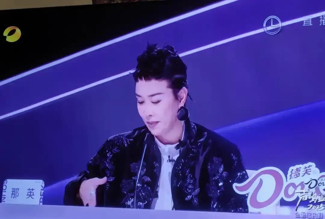 华晨宇暗黑眼妆被夸炸场，那英殷秀梅却被说“显老十岁”我看完第二期回放，冷光一打，