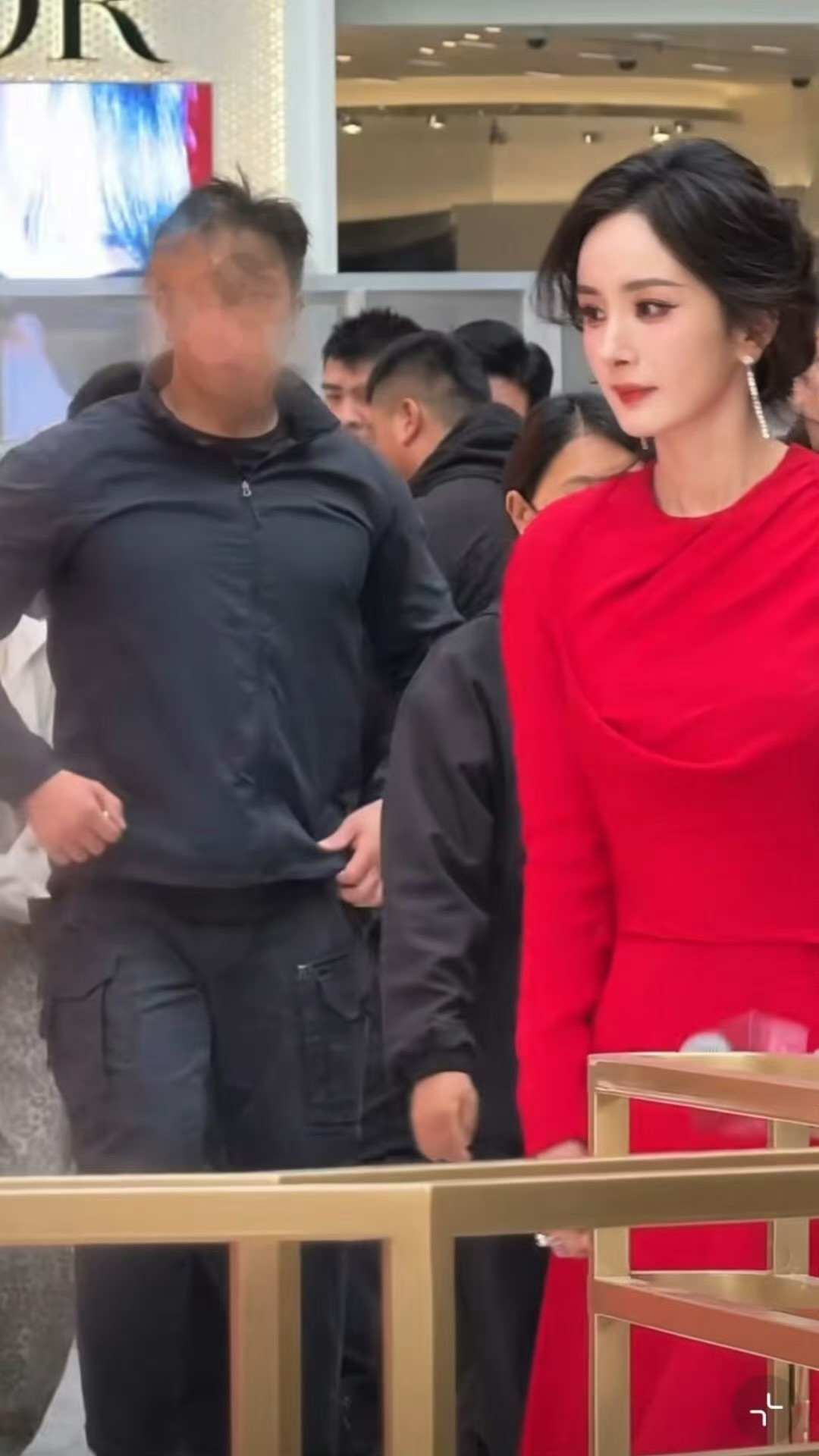 被红裙幂美的神魂颠倒杨幂深圳线下红裙路透