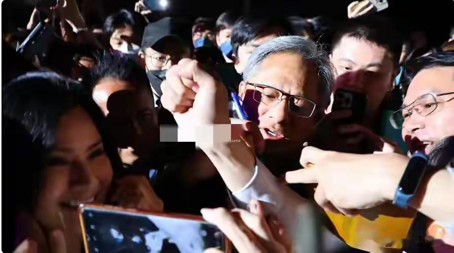 黄仁勋儿子长得不像他，但比他帅。在科技方面，黄仁勋儿子貌似没有子承父业，可惜了。