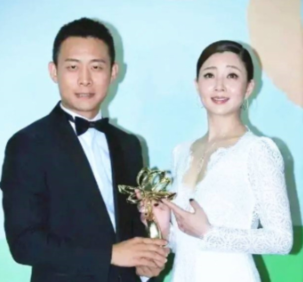 当年，殷桃在富豪孙东海的疯狂追求下，成为了他的女人，没想到孙东海还忘不了女星李小