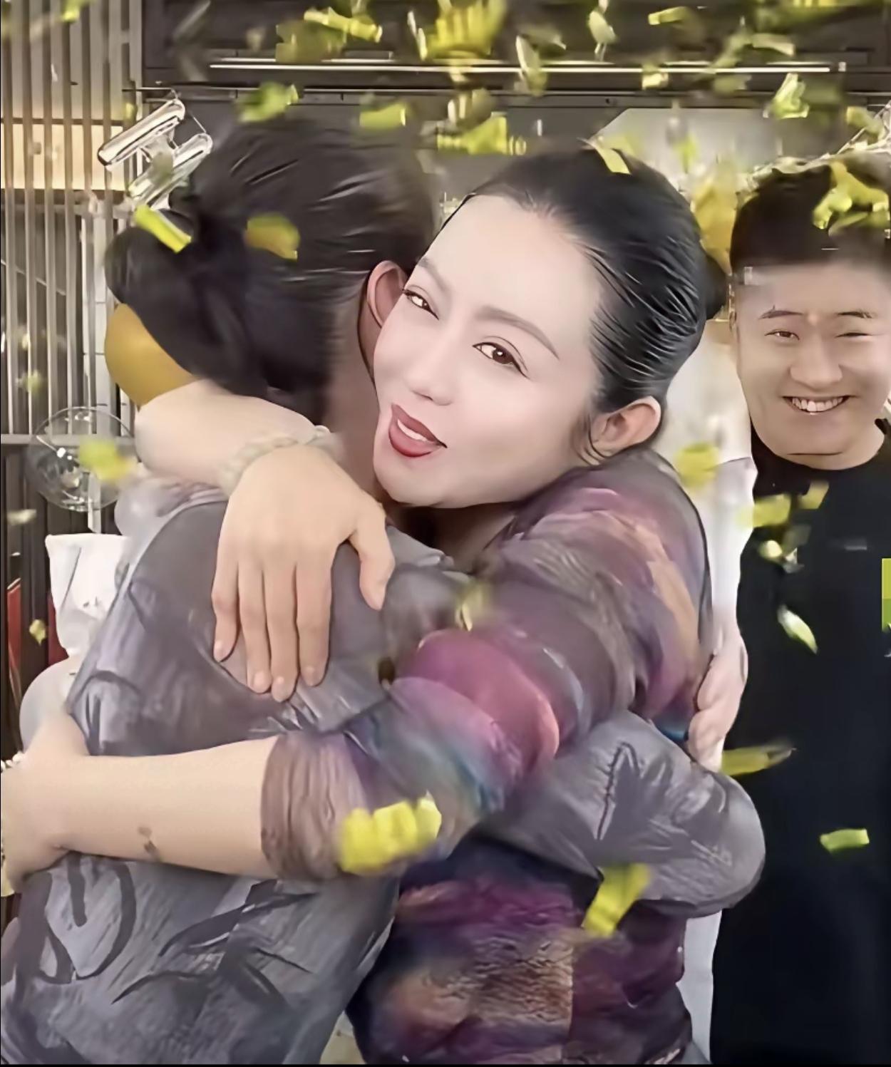 家人们，姐姐们早晨好；今天姗姗说说温美玲。她不光二人转唱得好听，人品更让人佩服