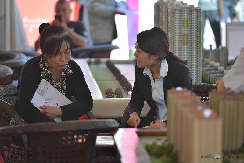 如今楼市想扭转局面、房价回暖上涨，只靠市场自身很难实现，必须要有外力助推。缺