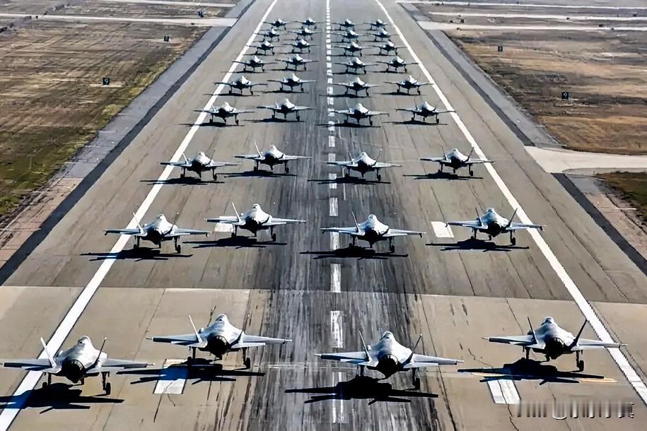 们最强的战机已经远远超过美国的F22了。三架攻击11无人僚机由主机歼20指挥