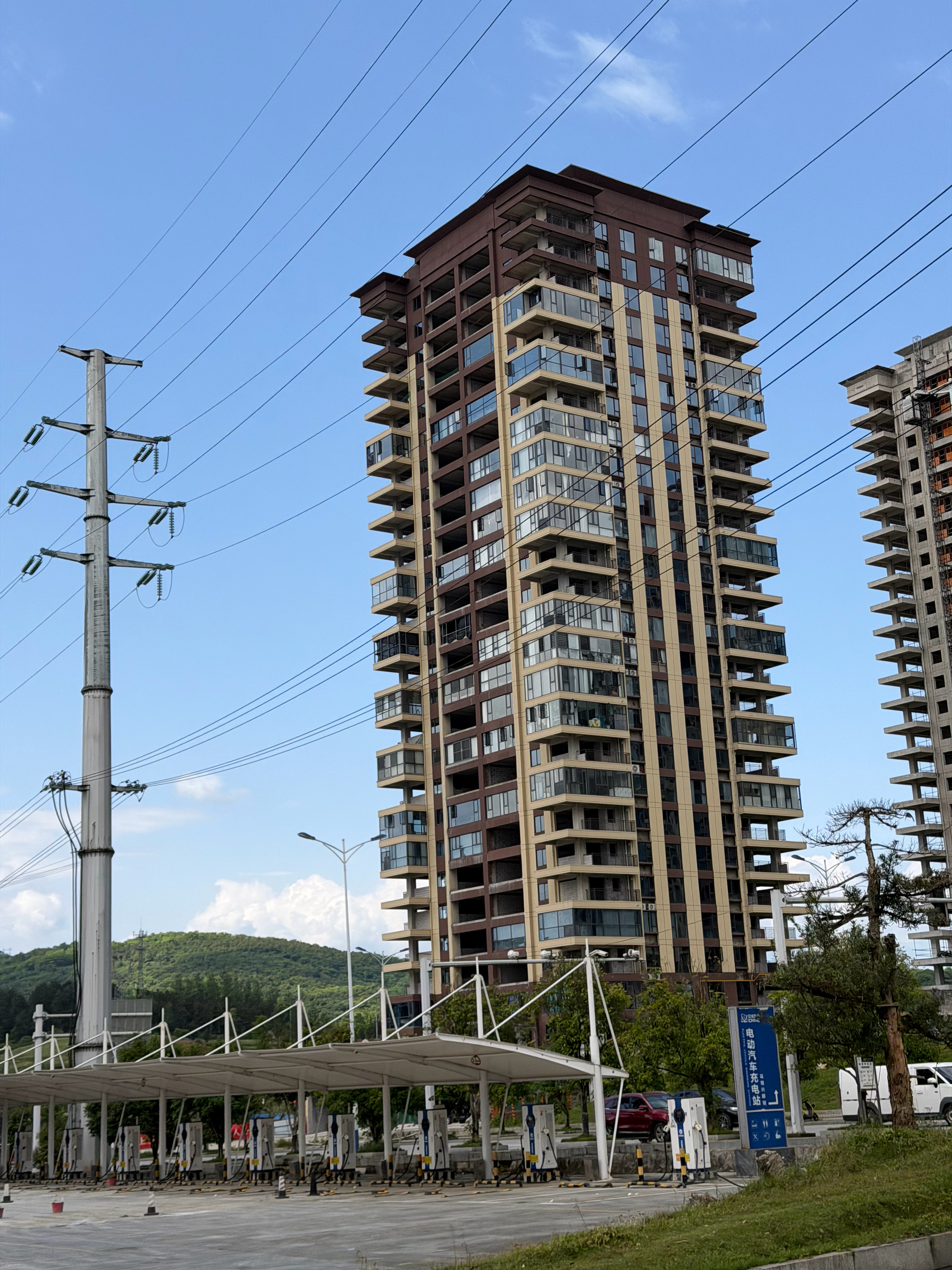 碰到一个首付6万月供1千的楼盘，楼挺有意思，有的户明显已经住人了，有的户连窗子都