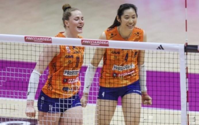 赛季首冠！朱婷13分带队零封，加比获评MVP，恭喜科内。女排意大利杯决赛，中国球