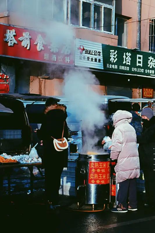 47岁的高圆圆现身沈阳路边摊卖辣白菜，这事儿可太让人惊喜了！5月5日清晨，在沈阳